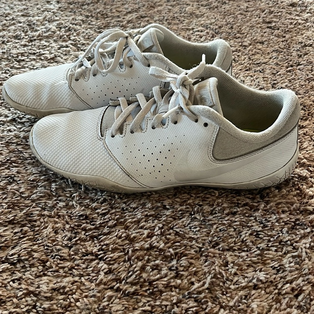 Nike women’s cheer shoes size 7